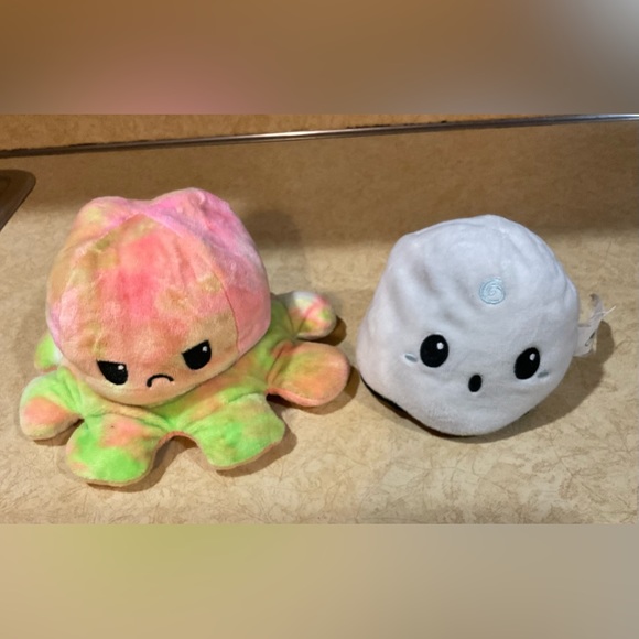 Tee Turtle: reversible glow in dark black and white ghost plus tie dye octopus . - Picture 2 of 6